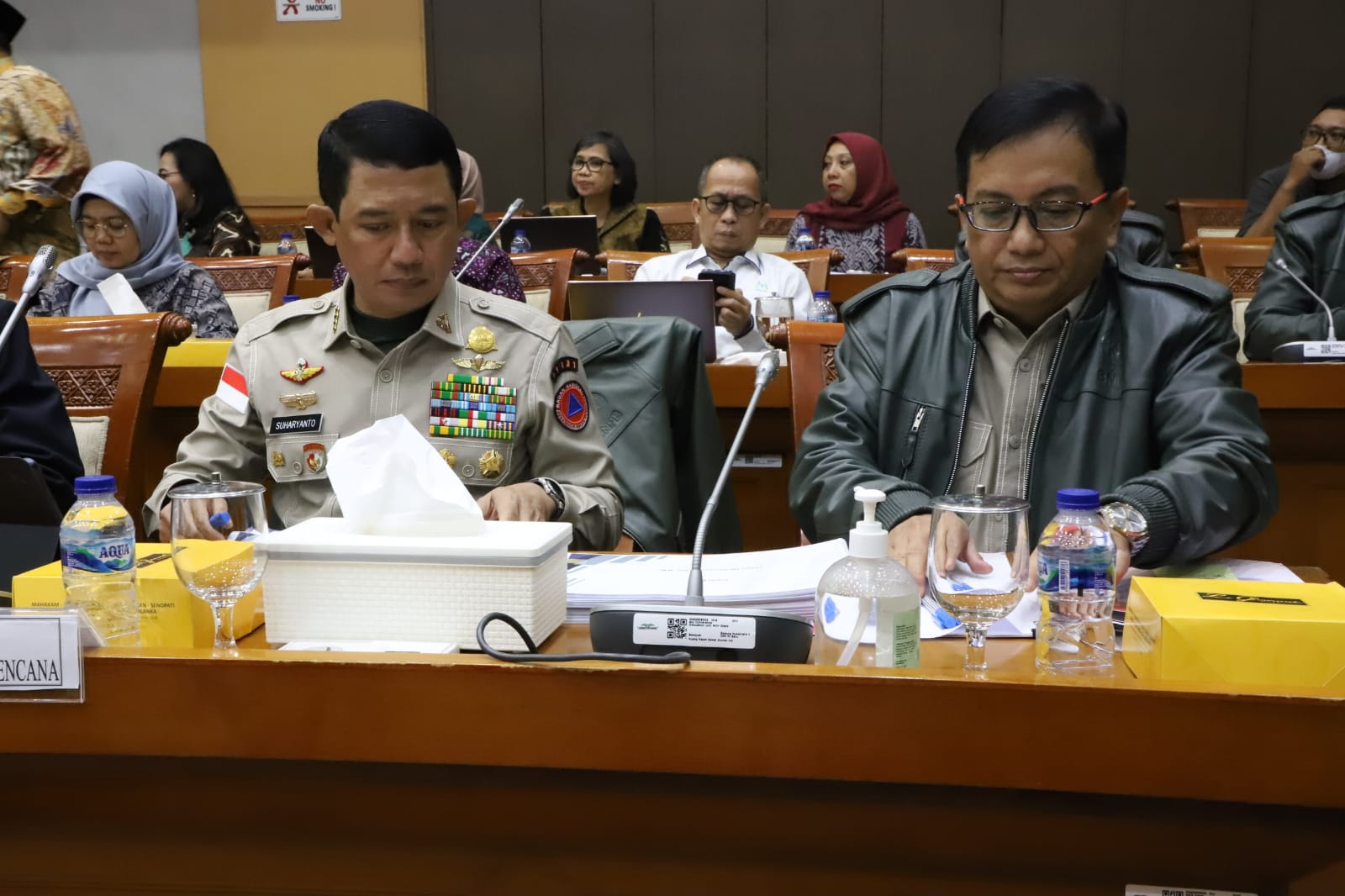 Kepala BNPB Letjen TNI Suharyanto (kiri) dan Sekretaris Utama BNPB Rustian (kanan) saat menghadiri Rapat Kerja dengan Komisi VIII DPR RI di Gedung Nusantara II, Jakarta, pada Kamis (14/9)
